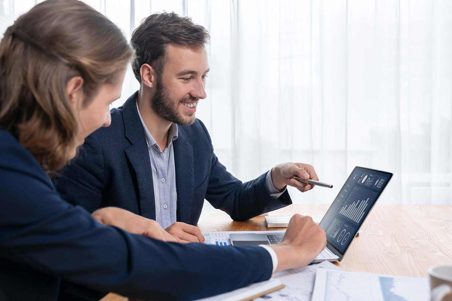 BI-Dashboards im Einsatz Mitarbeitende können leichter ihre Strategie mit Daten unterfüttern indem sie Business Intellgence Dashboards nutzen.