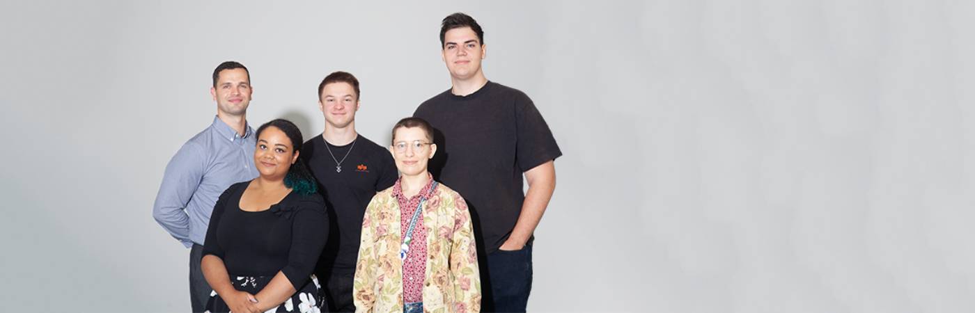 Gruppenfoto der fünf Auszubildenden von Consist in 2024