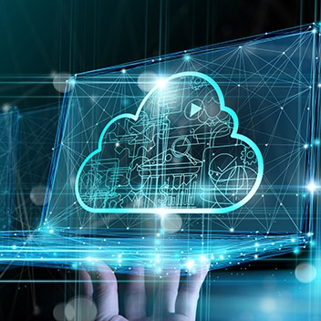 eine Hand hält einen digitalen Laptop hoch, in dem das typische Cloud-Symbol (eine Wolke) zu sehen ist. Laptop und Bildschirminhalt sind mit hellblauen Netzlinien gestaltet, der Hintergrund ist dunkel.