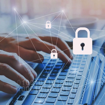 Hände tippen auf Laptop-Tastatur, darüber liegt ein digitales Netz von Sicherheitsschlössern.